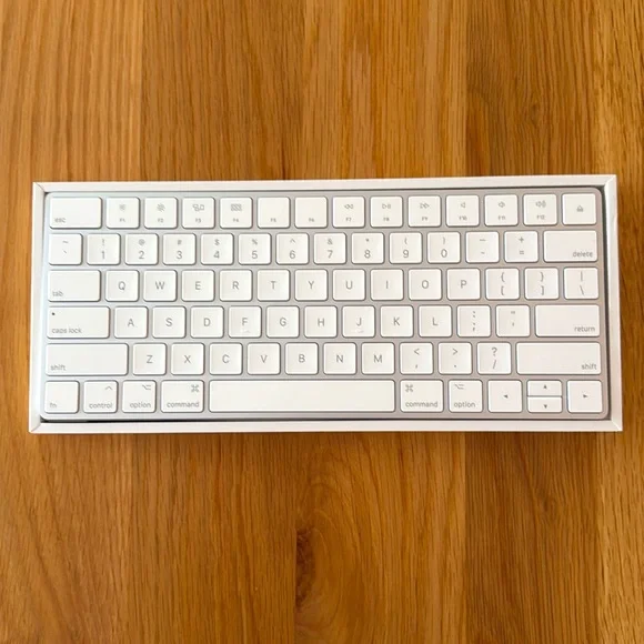 Apple White Magic Keyboard - Picture 3 of 6